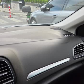 Renault Kartal Servisinde İç Mekana Yağlı Parlatıcı Uygulaması