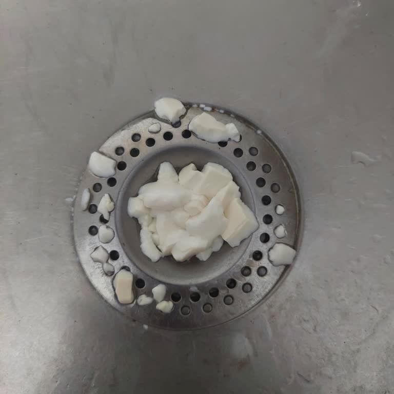 Süt İçindeki Beyaz Parçalar Gıda Güvenliği Endişesi Yarattı