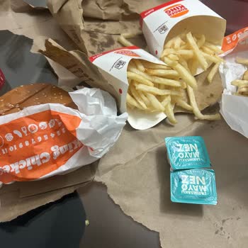 Burger King Tarsus Şubesinde King Chicken Sandviçinde Çelik Kemiği Ve Çiğ Patates Kızartması