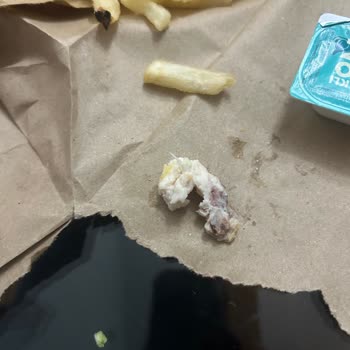Burger King Tarsus Şubesinde King Chicken Sandviçinde Çelik Kemiği Ve Çiğ Patates Kızartması