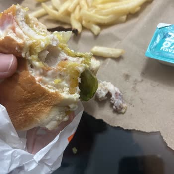Burger King Tarsus Şubesinde King Chicken Sandviçinde Çelik Kemiği Ve Çiğ Patates Kızartması