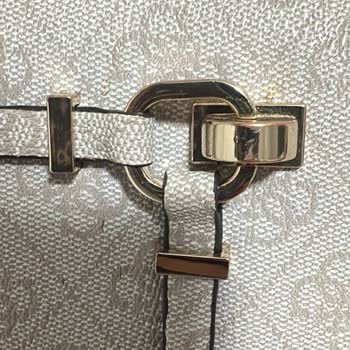 Guess Çantamda Kalite Sorunu Renk Solması Ve Metal Çiziklerinden Değişim Talebi