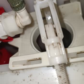 Visam Gömme Rezervuar Tuvaletinde Sürekli Takılan Basma Tuşu Ve Su Doldurma Sorunu