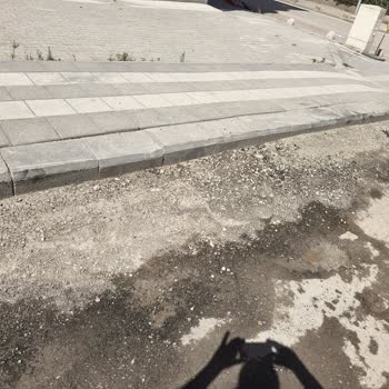 Karanfil Sokakta Artıklar Ve Toz Tehlikesi Derhal Temizlenmeli