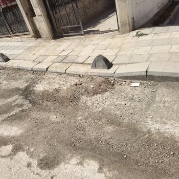 Karanfil Sokakta Artıklar Ve Toz Tehlikesi Derhal Temizlenmeli