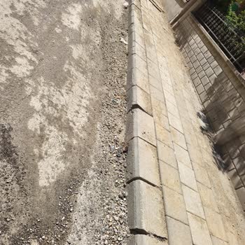 Karanfil Sokakta Artıklar Ve Toz Tehlikesi Derhal Temizlenmeli