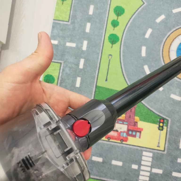 Dyson V12 Süpürge Filtre Hatası Ve Boru Problemi Nedeniyle Değişim Talebi