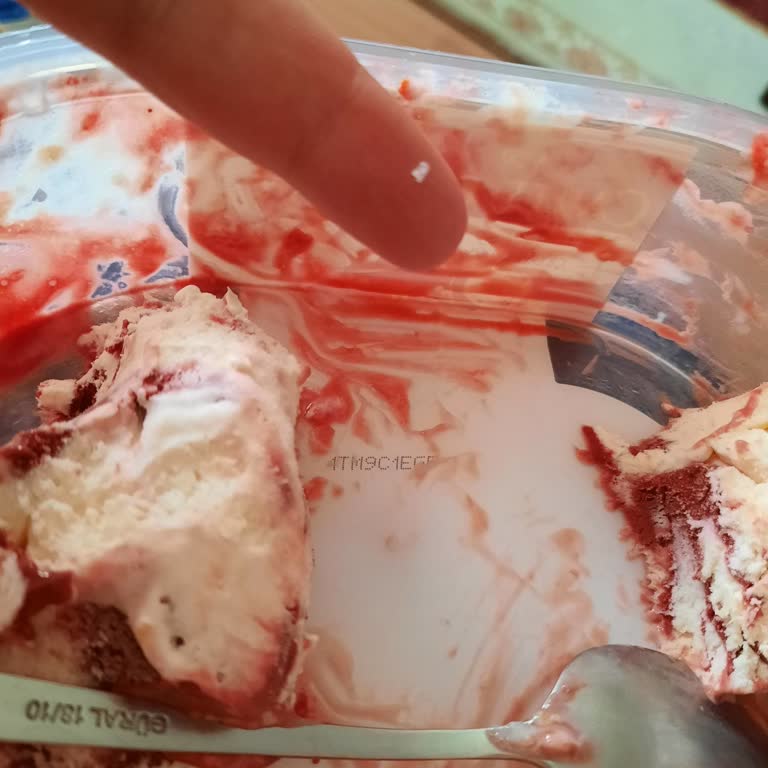 Dondurmanın İçinden Çıkan Plastik Parçalar Sağlık Endişesi Ve İade Talebi