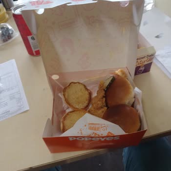 Popeyes Siparişimde Dağılmış Burger Paketi Ve Karmakarışık Sunum