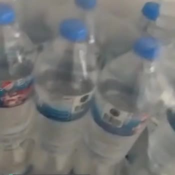 Erikli Güneş Işığına Maruz Kalmış Şişmiş Şişeler