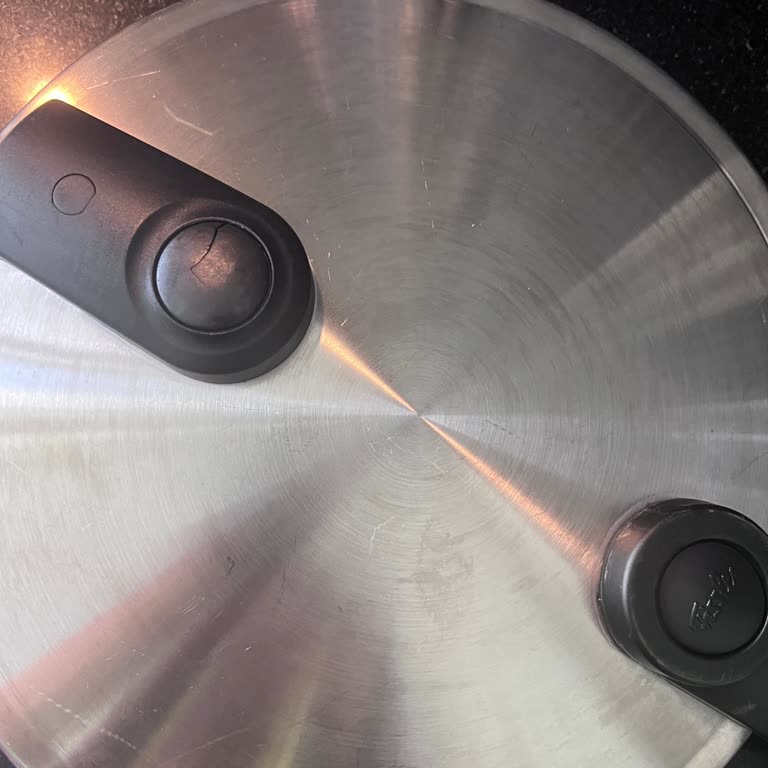 Fissler Düdüklü Tencerenin Kapağındaki Çatlak İçin Garanti Onarım Talebi