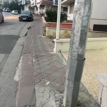 Kaldırımdaki Elektrik Direği Yaya Güvenliğini Tehdit Ediyor