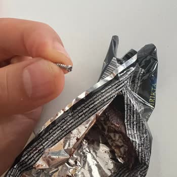 BİM Eti Karam Gurme Çikolatasında Vida Bulunması Sağlık Tehlikesi