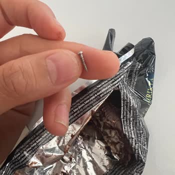 BİM Eti Karam Gurme Çikolatasında Vida Bulunması Sağlık Tehlikesi