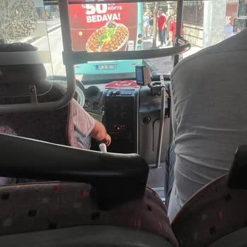Kliması 31 Derecede Çalışan Otobüste Şoförün Alaycı Ve Saygısız Tutumu