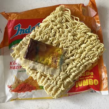 Indomie Jumbo Curry Noodle Paketi Yırtık Ve Baharat Eksikliği