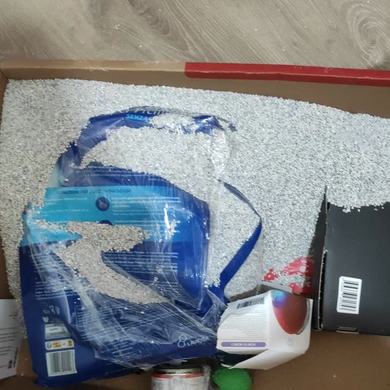 Petlebi'den Gelen Kedi Kumu Patlamış, Oyuncakla Karışmış: Ürün Değişimi Talebi