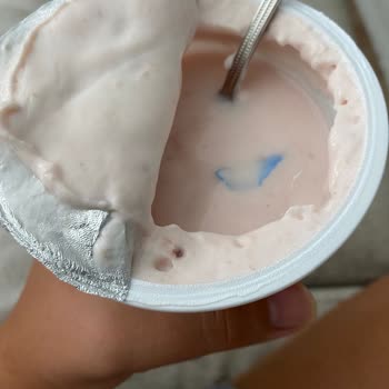 Yoğurdun İçinden Çıkan Plastik Parça: Tüketici Güveni Sarsıldı