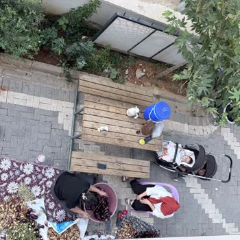 Giriş Bankı Gürültüsü Ve Kalabalığı Nedeniyle Evde Huzur Yok