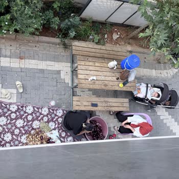 Giriş Bankı Gürültüsü Ve Kalabalığı Nedeniyle Evde Huzur Yok