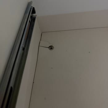 Aksu Çarşı Eksik Ve Kırık Mobilyalar İçin Çözüm Talebi