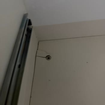 Aksu Çarşı Eksik Ve Kırık Mobilyalar İçin Çözüm Talebi