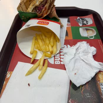 Burger King Hamburgerinde Kemik Çıktı, Personel Gülerek Karşıladı
