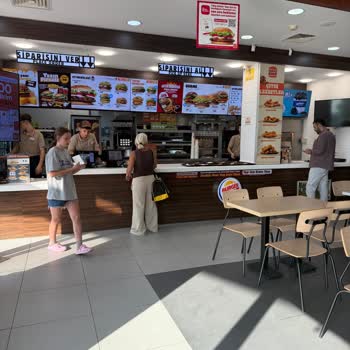 Burger King Hamburgerinde Kemik Çıktı, Personel Gülerek Karşıladı