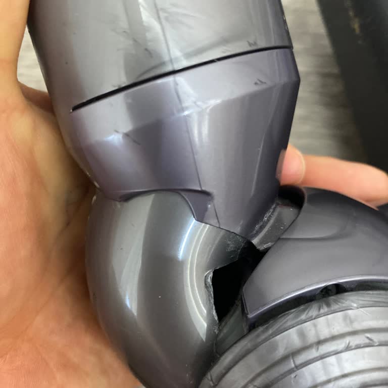Dyson V11 Başlığının Çatlaması Reklamdaki Dayanıklılık İddialarına Karşı