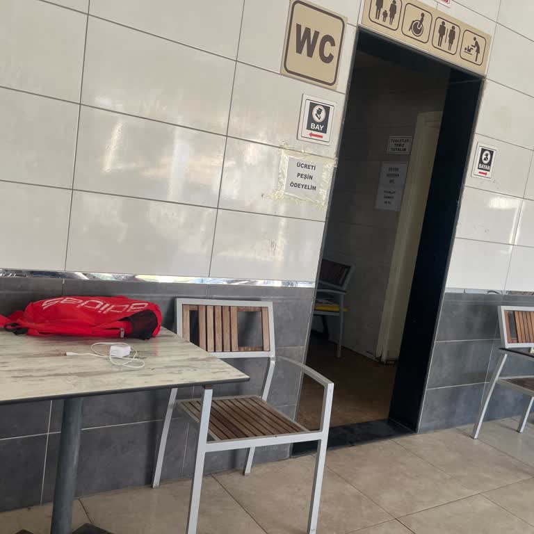 İzmir Otogarı Kamil Koç Terminalinde Hijyen Eksikliği Ve Şarj Alanı Sorunu
