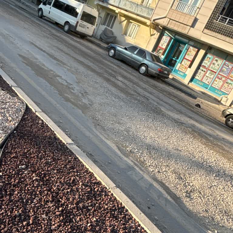 Kazı Sonrası Asfaltlama Yapılmadığı İçin Mahallede Zorla Ulaşım Ve Toz Sorunu