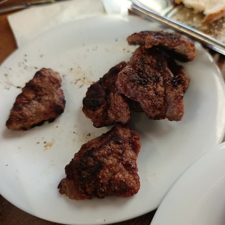 Bayat Ekmek, Kaymak Ve Tahinsiz Sipariş, Yanmış Köfte Ve Erken Patates Şikayeti