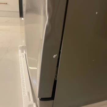 Bosch Bulaşık Makinesinin Yan Panelindeki Çökük İçin Sıfır Ürün Değişimi Reddi