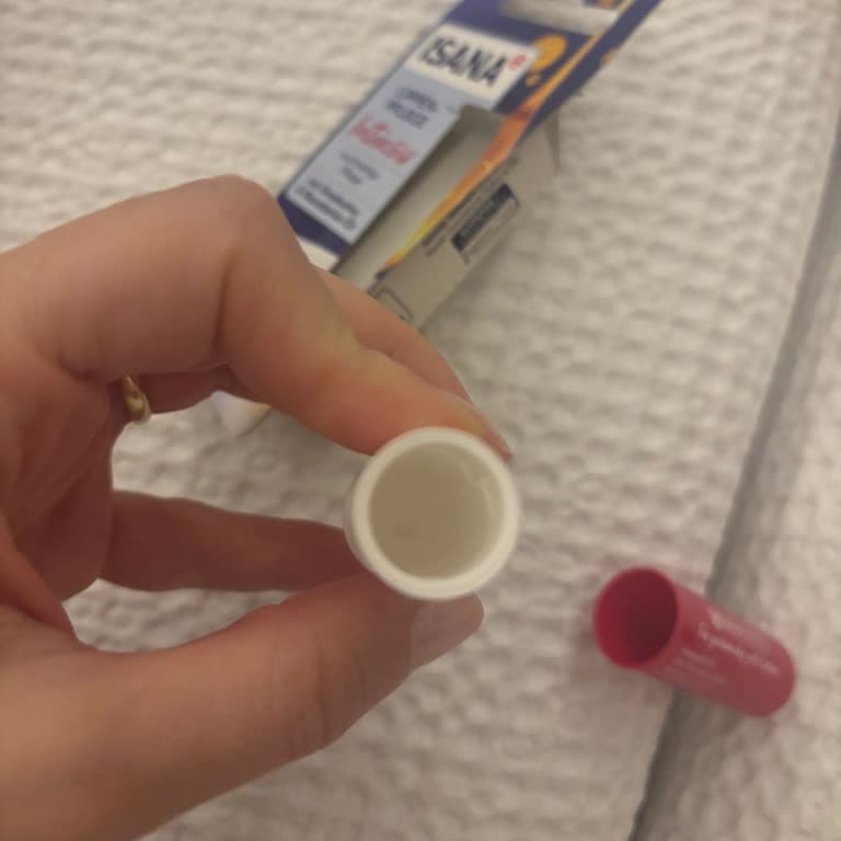 Rossmann'dan Boş Isana Dudak Nemlendiricisi