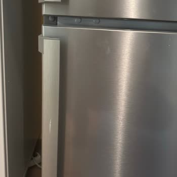 Bosch Buzdolabında Çizik Ve Parmak İzi Sorunu İçin Tam İade Talebi