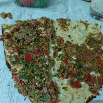 Değirmencioğlu Baklava & Lahmacun Bildiğiniz Kıymalı Pide Harcı İle Yapılmış