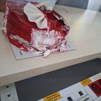 Özensiz Paketleme Nedeniyle Yaş Pasta Görünümü Bozuldu Ve Yenisi İçin Zamanımız Kalmadı