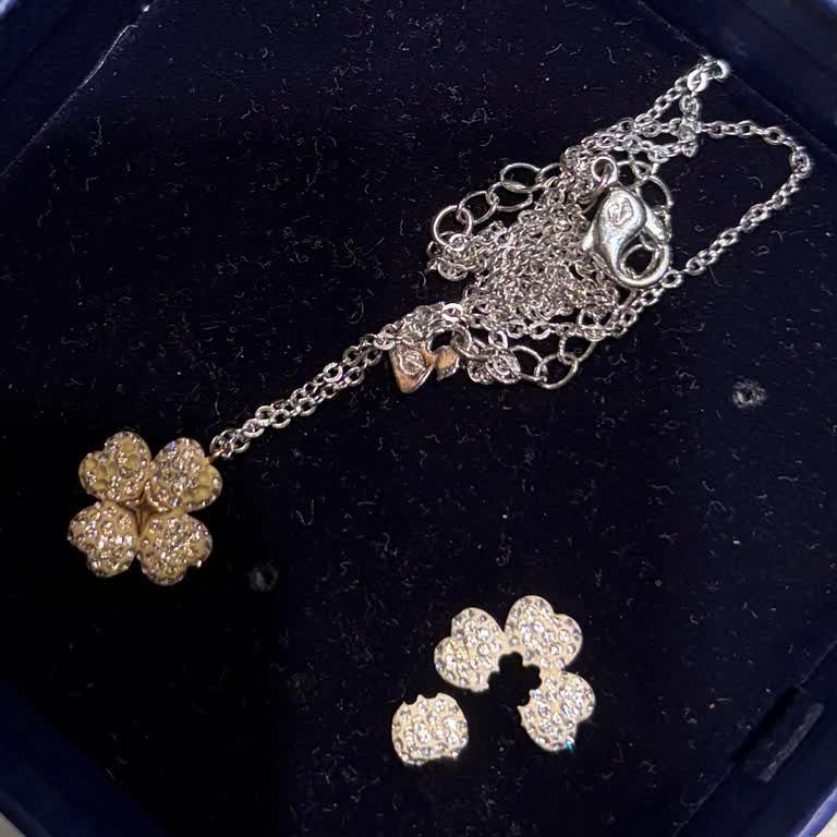 Swarovski Kolyesi Altı Ayda Üretim Hatası Nedeniyle İkiye Ayrıldı, Garanti Reddi