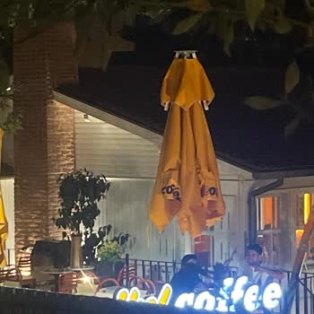 Mikel Coffee 10 Dakika İçinde Kapanacak Denmesine Rağmen Kafenin Çok Daha Geç Kapanması