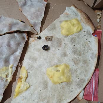 Domino's Pizza'da Cheddar Peynirli Dubleks Pizzada Malzeme Eksikliği Ve Soğuk, Yanmış Ürün