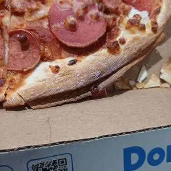 Domino's Pizza'da Cheddar Peynirli Dubleks Pizzada Malzeme Eksikliği Ve Soğuk, Yanmış Ürün