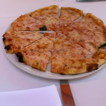 Müşteri Rezervasyonu İhlali Ve Yanık Pizza Üzerine Şikayet