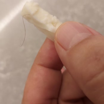 Berk Süt Keçi Peynirinde Kıl Bulunması Hijyen Güvenini Sarsıyor