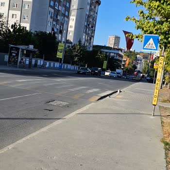 Bezirganbahçe Yaya Geçidi Aşınmış Ve Tehlikeli