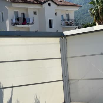 Tam Korunaklı İddiası Yanıltıcı, Havuz Açıkta Görünüyor