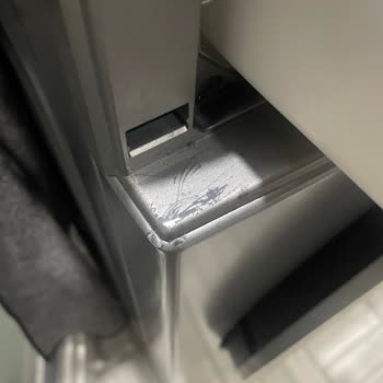 Arçelik Çamaşır Makinesinde Boya Soyulması Ve Siyah Lekeler: Ürün Değişimi Talebi