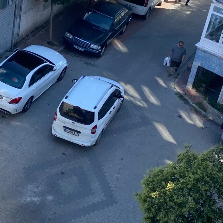 Park Yeri Bulamadığı İçin Kargo Her Seferinde Bina Girişine Bırakılıyor