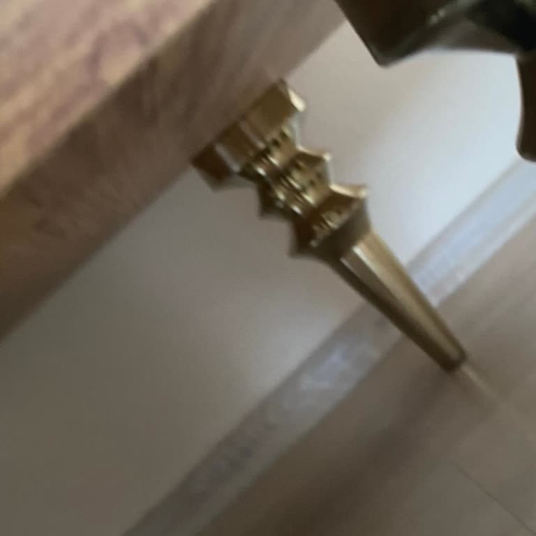 Aksu Çarşı Kırık TV Ünitesi Ve Cevapsız Mağaza