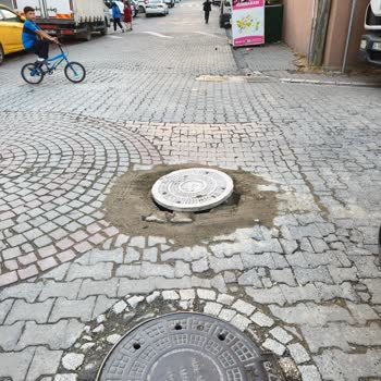 Esenyurt'ta Bozuk Rögar Kapakları Çocuk Güvenliğini Tehdit Ediyor