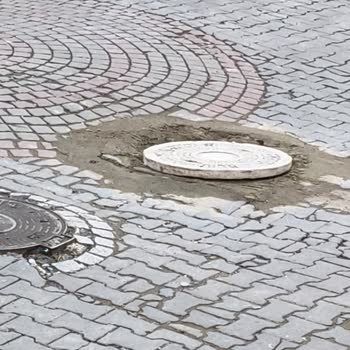 Esenyurt'ta Bozuk Rögar Kapakları Çocuk Güvenliğini Tehdit Ediyor